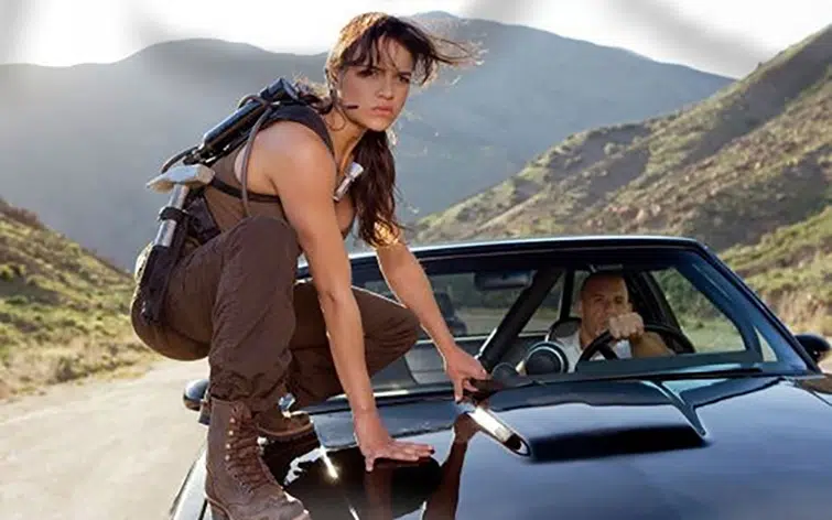 Michelle Rodríguez como Letty Ortiz lista para saltar desde el capot de Toretto.