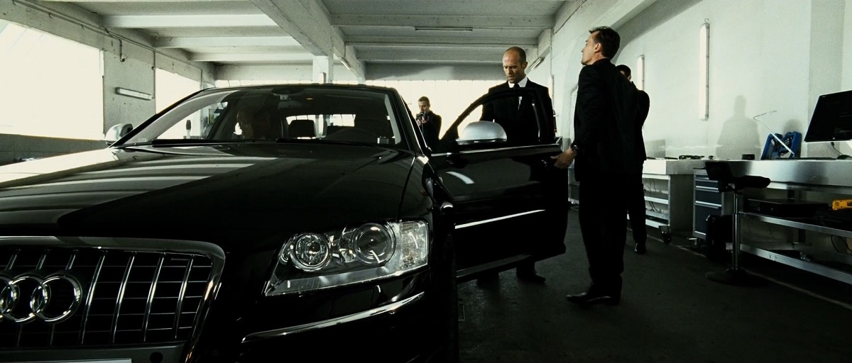 El fiel compañero de "El Transportador": su auto (BMW o Audi) que combina con los colores de su traje. 