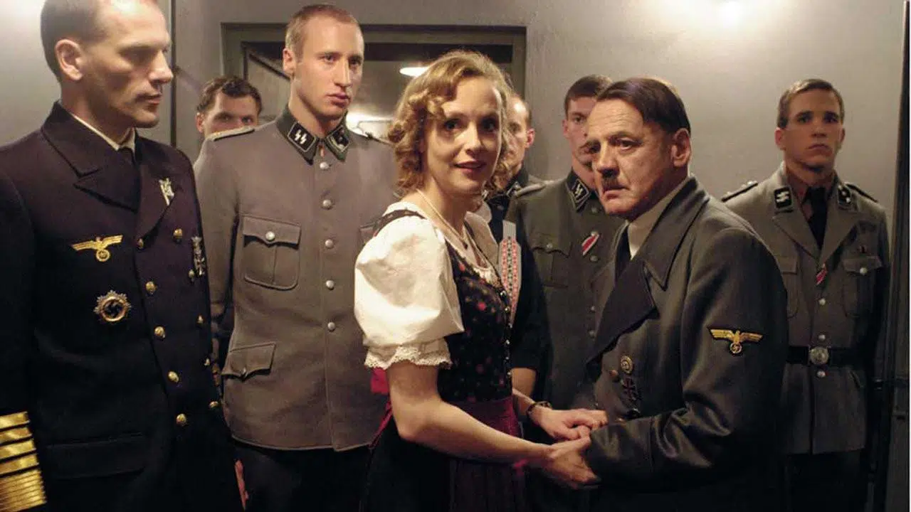 Adolf Hitler y sus seguidores se atrincheran en un búnker durante las últimas semanas de la Batalla de Berlín en "La caída".