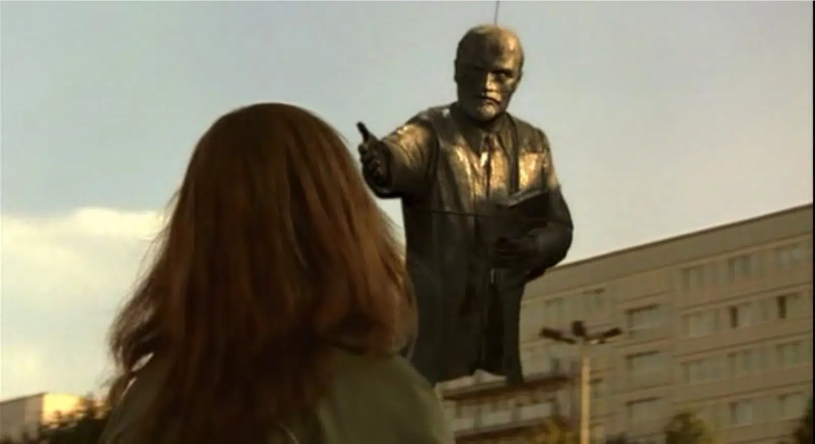 En “Good Bye Lenin” la madre de Alex descubre la caída del comunismo en Berlín.