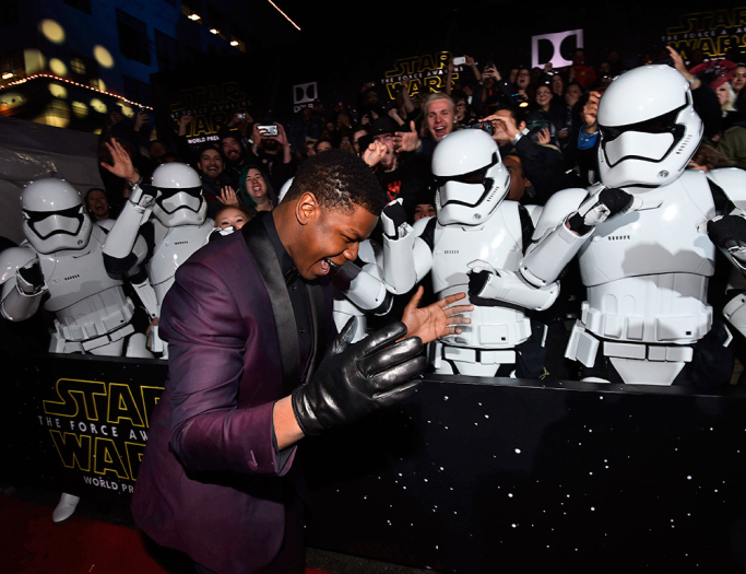 John Boyega, quien da vida a Finn en la cinta dirigida por J.J. Abrams, junto a los Stormtroopers.