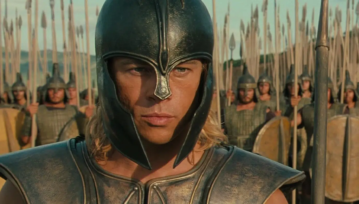 "Troya", con Brad Pitt, presentó batallas a gran escala con miles de extras.