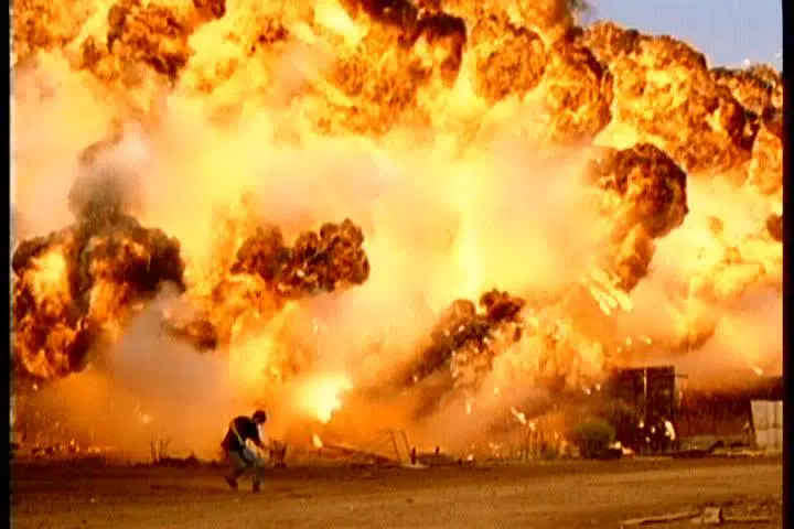 Una emblemática escena de acción de "Comodines": Suar escapando de una impresionante explosión.